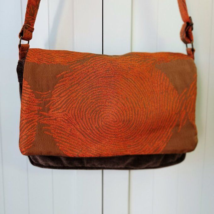 Besace velours brun - Rabat spirale orange 